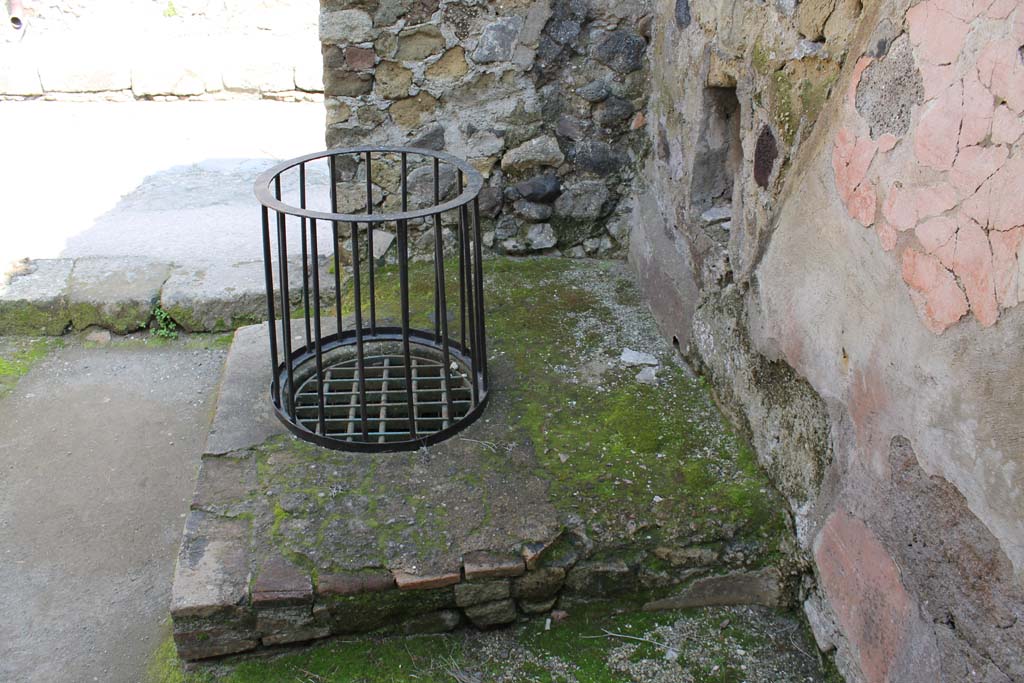 IV.13, Herculaneum. March 2014.
Looking north in north-east corner of entrance corridor towards cistern-mouth near doorway onto Decumanus Inferiore.
Foto Annette Haug, ERC Grant 681269 DÉCOR.